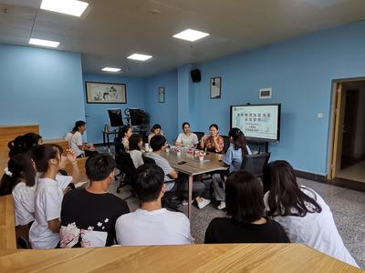 交通學(xué)院陳燕高級(jí)工程師在圖書館開(kāi)展學(xué)科教授咨詢服務(wù)